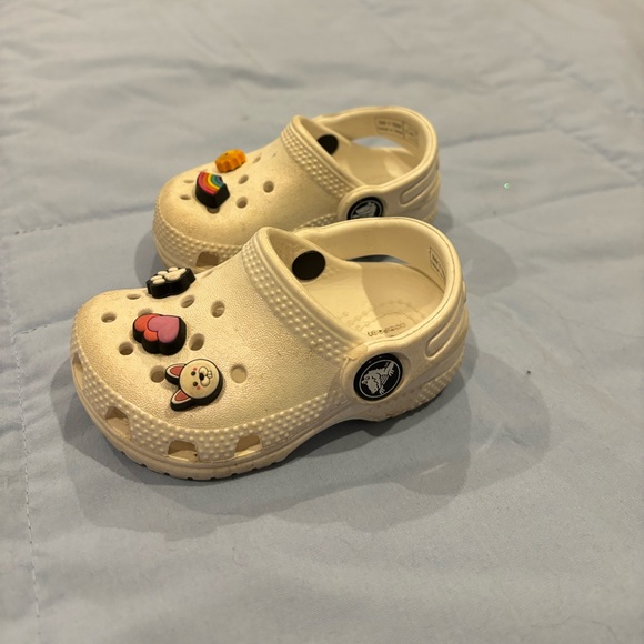 Toddler white crocs size 5 with giblets! - Picture 1 of 2
